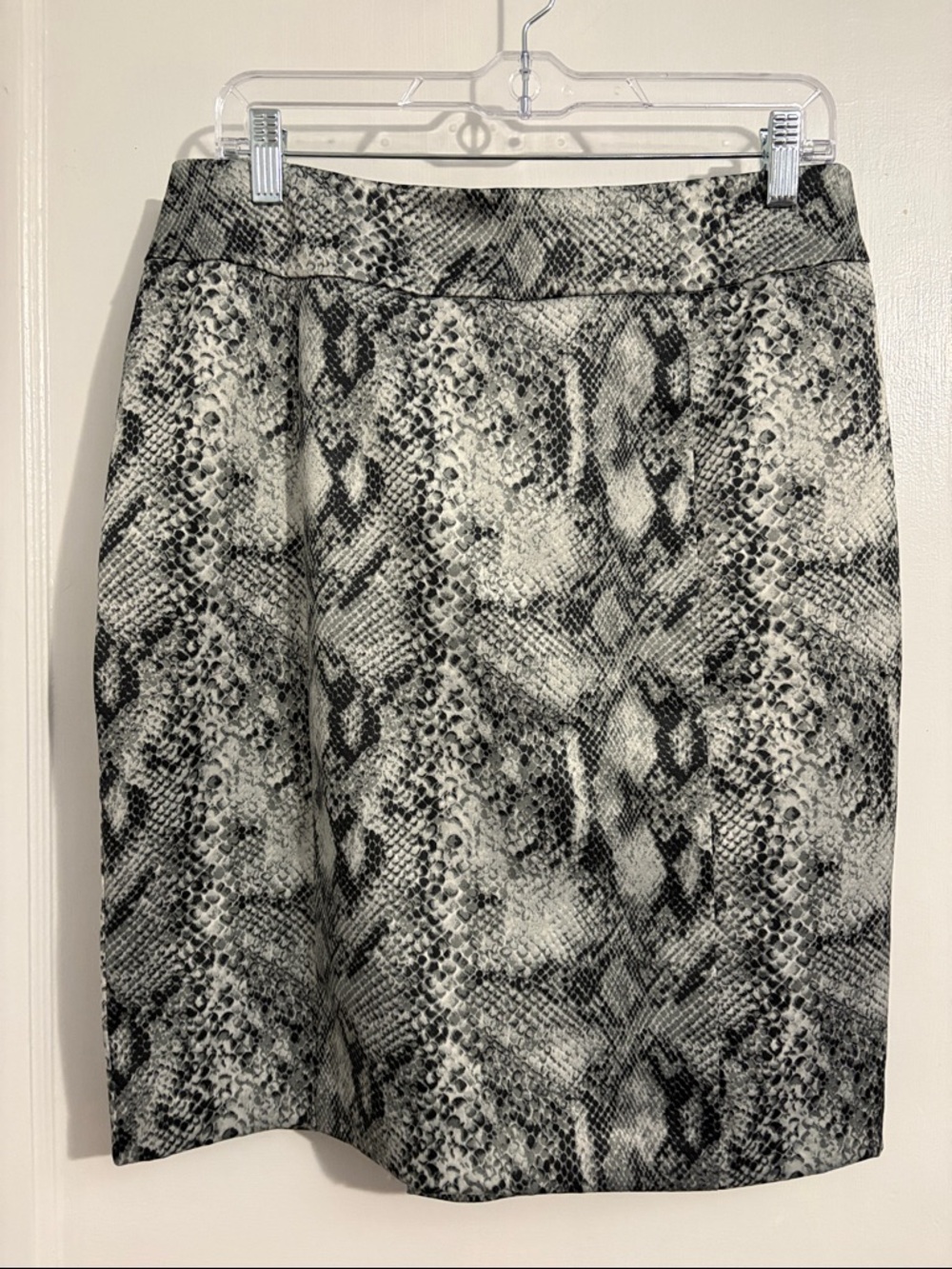 New York & Company Snake-Print Pencil Skirt in Black & White